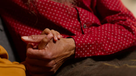 Primer-Plano-De-Un-Abuelo-Y-Un-Nieto-Sikh-Sentados-En-Un-Sofá-En-Casa-Tomados-De-La-Mano